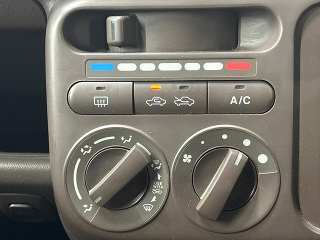 寒い冬も暑い夏も全席に快適な空調を届けてくれる、ダイヤル式エアコンを装備♪