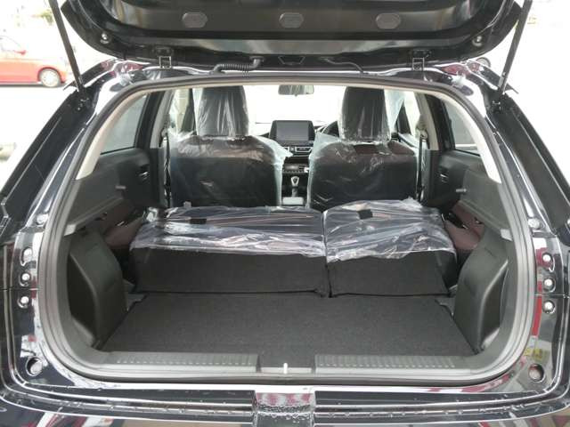 ラゲッジスペースの間口も広々♪普段のお買い物に、レジャーに、お仕事にも大活躍の1台です♪高さもあって大きい荷物も運んでくれる頼れるパートナーですね♪
