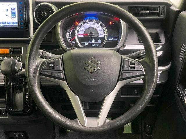 �C���e���A�ɍ��킹���f�U�C���̃X�e�A�����O�́A�^�]�������̂��Ƃ��l���A�^�]���₷���`��A�傫���ł��B�����x�A���ۂɐG���Ă��m���߂��������B