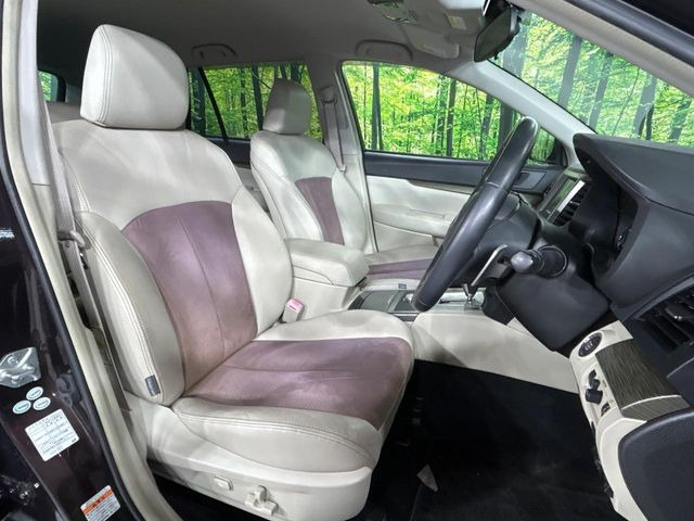 【ハーフレザーシート】高級感と座り心地を両立した人気のシート♪背面・座面のファブリック素材は、通気性の良さや滑りにくさに優れています。気温や服装に左右されず快適にお乗りいただけます。