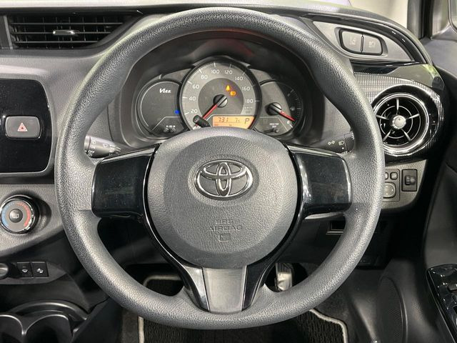 �C���e���A�ɍ��킹���f�U�C���̃X�e�A�����O�́A�^�]�������̂��Ƃ��l���A�^�]���₷���`��A�傫���ł��B�����x�A���ۂɐG���Ă��m���߂��������B