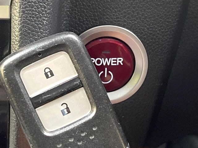 �yHonda�X�}�[�g�L�[�z�J�o����|�P�b�g�ɓ��ꂽ�܂܂ł��h�A�̎{���E�������\�ȃX�}�[�g�L�[�𑕔��B�G���W���̃I���E�I�t�����J�M�����o���K�v����������Ƃ��Ă��֗��ł���