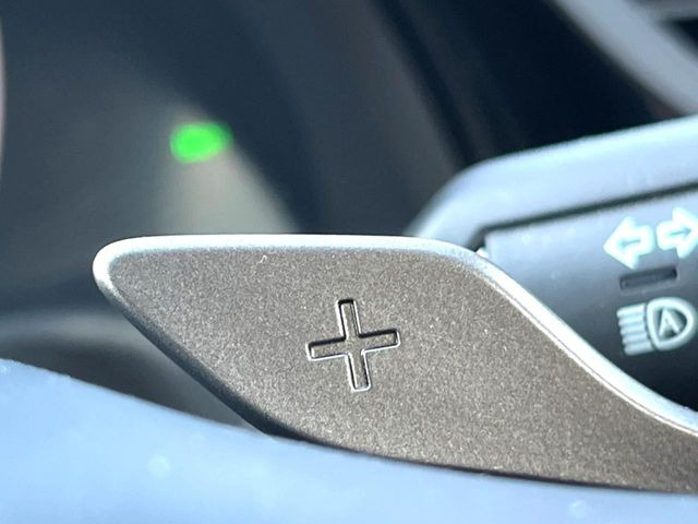 【パドルシフト】ハンドルから手を離さずに素早くシフトアップ&ダウンができるので、エンジンブレーキを使う下り坂や高速道路の合流で加速したい場面で役立ちます。