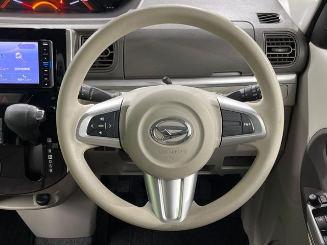 �C���e���A�ɍ��킹���f�U�C���̃X�e�A�����O�́A�^�]�������̂��Ƃ��l���A�^�]���₷���`��A�傫���ł��B�����x�A���ۂɐG���Ă��m���߂��������B