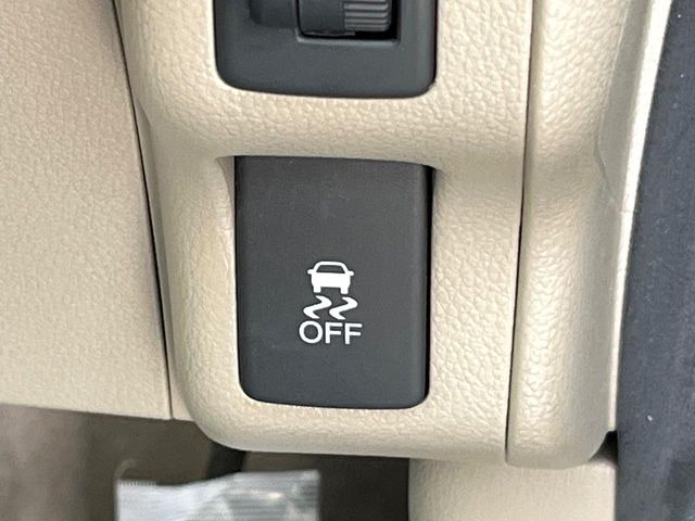 【横滑り防止装置】車両の横滑りを感知すると、自動的に車両の進行方向を保つように車両を制御します。雨の日など滑りやすい路面状況でも安全な運転が可能です。