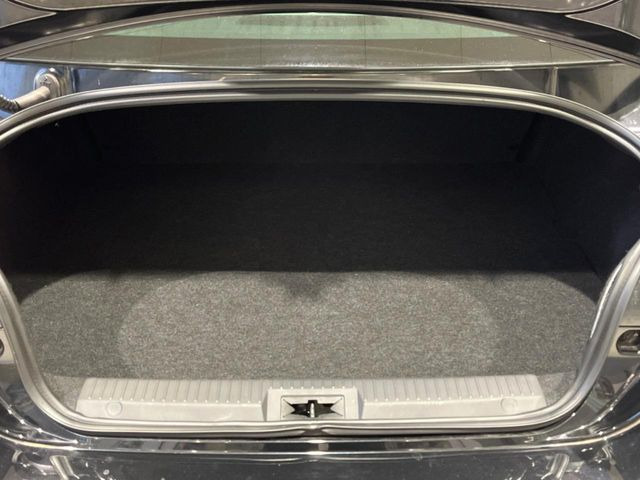 積み下ろしのしやすいデッキにはたっぷりと荷物を積み込んでいただけます。遊びから仕事まで、様々なシーンで頼れます♪