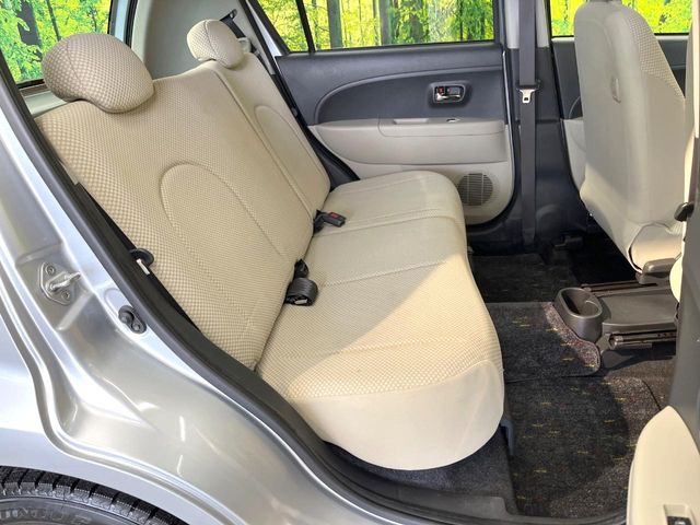 後部座席も気になるようなキズ・汚れやへたり等、大きなダメージはなく、良好な状態です。