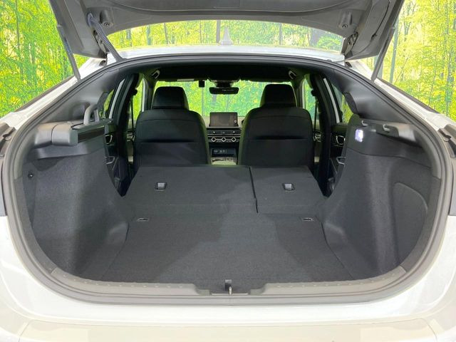 ラゲッジルームは、大容量のスペースを確保。普段のお買い物からレジャーまで、幅広く活躍してくれます!また、リアシートを倒すことでバリエーション豊かにお使いいただけます。
