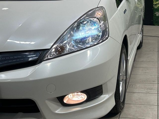 【HIDヘッドライト】非常に明るく前方を照らしてくれるので、悪天候や夜間の走行時も視界良好で安心してお乗りいただけます。