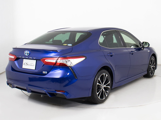 個性的なリアビューで御座います。精悍な佇まいは高級車ならではです。