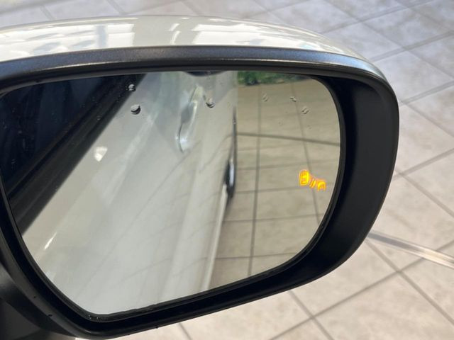 【ブラインドスポットモニター】走行中、ドアミラーの死角になりやすい箇所に後続車が接近するとサイドミラー付近に警告を表示、ドライバーに注意喚起をしてくれます。