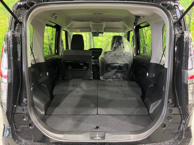 後席を格納すると、これだけの広さが!シーンに合わせたシートアレンジで、大きな荷物も積むことが出来ます♪