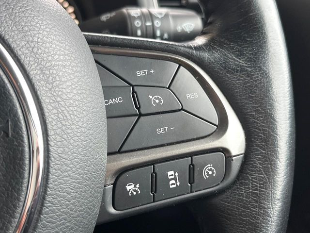 ●レーダークルーズコントロール:前の車との車間距離を一定にとりつつ、一定速度で自動走行してくれる次世代のクルーズコントロール!主に高速道路や自動車専用道路で使用する便利な機能です!