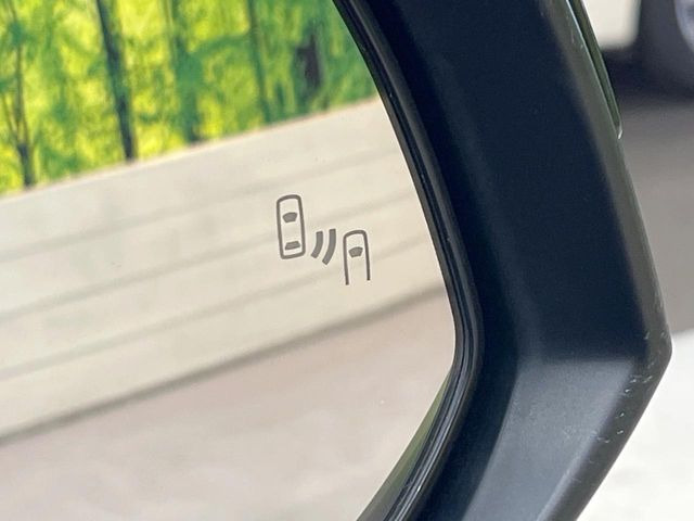 【ブラインドスポットモニター】走行中、ドアミラーの死角になりやすい箇所に後続車が接近するとサイドミラーのレンズに警告を表示!ドライバーに注意喚起をしてくれます。