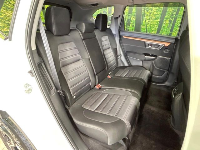 後部座席も気になるようなキズ・汚れやへたり等、大きなダメージはなく、良好な状態です。