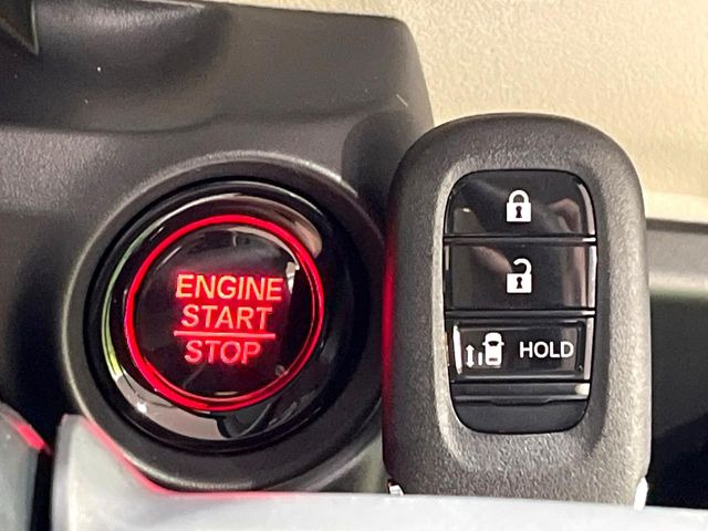 �yHonda�X�}�[�g�L�[�z�J�o����|�P�b�g�ɓ��ꂽ�܂܂ł��h�A�̎{���E�������\�ȃX�}�[�g�L�[�𑕔��B�G���W���̃I���E�I�t�����J�M�����o���K�v����������Ƃ��Ă��֗��ł���