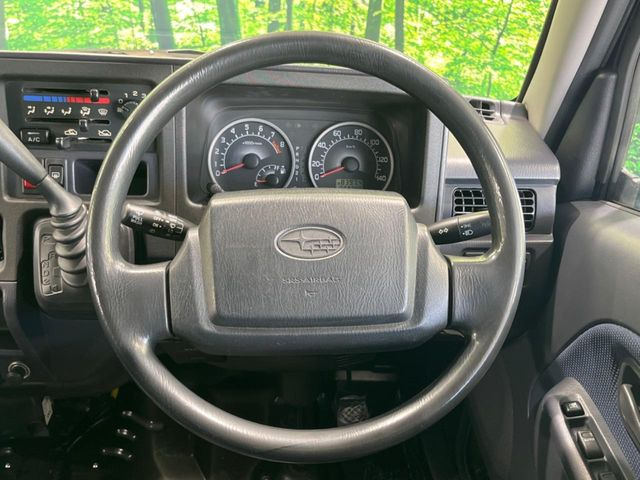 �C���e���A�ɍ��킹���f�U�C���̃X�e�A�����O�́A�^�]�������̂��Ƃ��l���A�^�]���₷���`��A�傫���ł��B�����x�A���ۂɐG���Ă��m���߂��������B