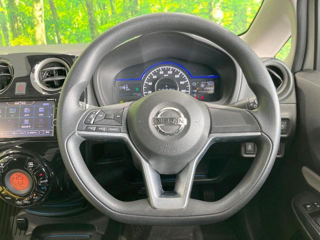 �C���e���A�ɍ��킹���f�U�C���̃X�e�A�����O�́A�^�]�������̂��Ƃ��l���A�^�]���₷���`��A�傫���ł��B�����x�A���ۂɐG���Ă��m���߂��������B