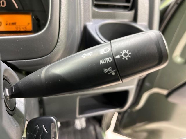 【オートライト】周りの明るさに応じて自動でヘッドライトの点灯・消灯ができる機能です!ライトの付け忘れ・消し忘れなどが無くなり、雨の日や夕方の走行も安心!トンネル通過時も便利ですね♪