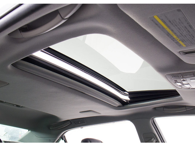 人気装備のサンルーフが付いています!上下チルトに前後スライド機能が付いていますので、様々なドライブシーンで活躍してくれます!!開放感ある車内空間は気持ちがいいですよ!是非体感してみて下さい!