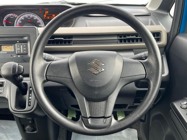 �C���e���A�ɍ��킹���f�U�C���̃X�e�A�����O�́A�^�]�������̂��Ƃ��l���A�^�]���₷���`��A�傫���ł��B�����x�A���ۂɐG���Ă��m���߂��������B