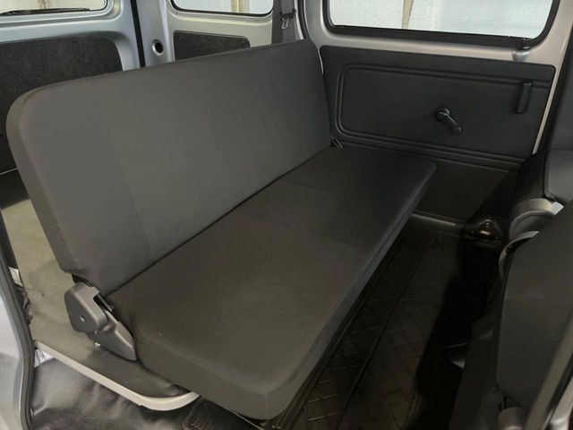 後部座席も気になるようなキズ・汚れやへたり等、大きなダメージはなく、良好な状態です。