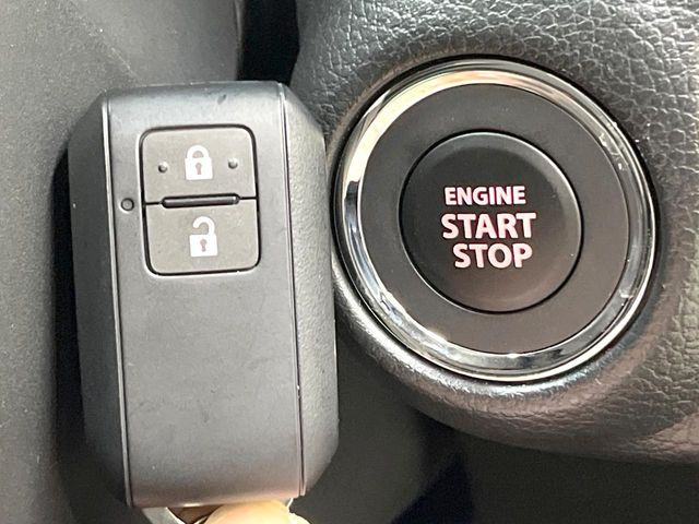 【キーレススタートシステム】カバンやポケットに入れたままでもドアの施錠・解錠が可能なスマートキーを装備。エンジンのオン・オフ時もカギを取り出す必要が無いからとっても便利です♪