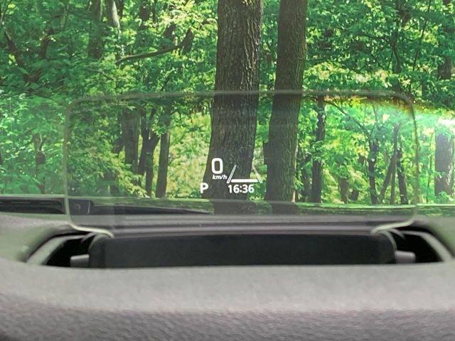 【ヘッドアップディスプレイ】現在の速度や走行情報をデジタル表示で運転席前方のガラスに投影!運転中、目線をずらさず必要な情報を確認できるのでとっても便利で安心!