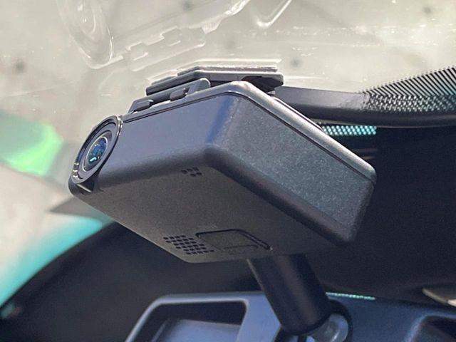 【ドライブレコーダー】安心・安全なカーライフに必須のドライブレコーダーを装備!走行中はもちろん、あおり運転や事故に遭遇した際の状況も映像で記録し、万一のリスクに備えます。