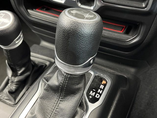 ●MTモード付きAT:通常は自動でおこなわれる変速(ギアチェンジ)をドライバーの操作によって意図的に変えられるシステムです。より一層普段のドライブをお楽しみいただけます!