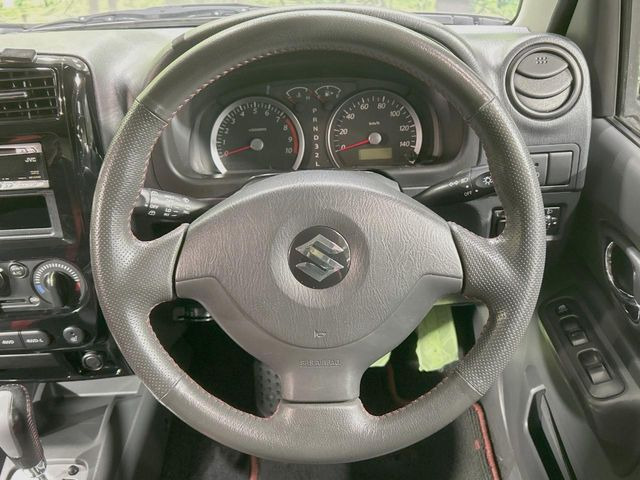 �C���e���A�ɍ��킹���f�U�C���̃X�e�A�����O�́A�^�]�������̂��Ƃ��l���A�^�]���₷���`��A�傫���ł��B�����x�A���ۂɐG���Ă��m���߂��������B