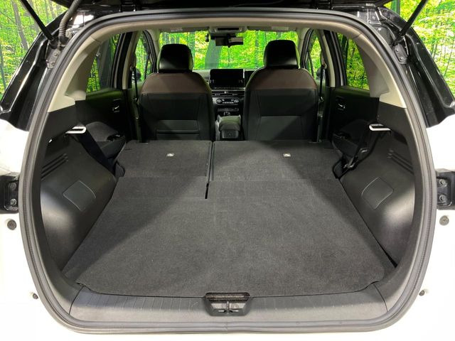 ���i�̂���������ʋ΁A���}���ɏ\���ȉ׎��X�y�[�X���m�ۂ��Ă���܂��B�Z�J���h�V�[�g��|���ƁA�傫�ȉו��̐ύڂ��\�ł���