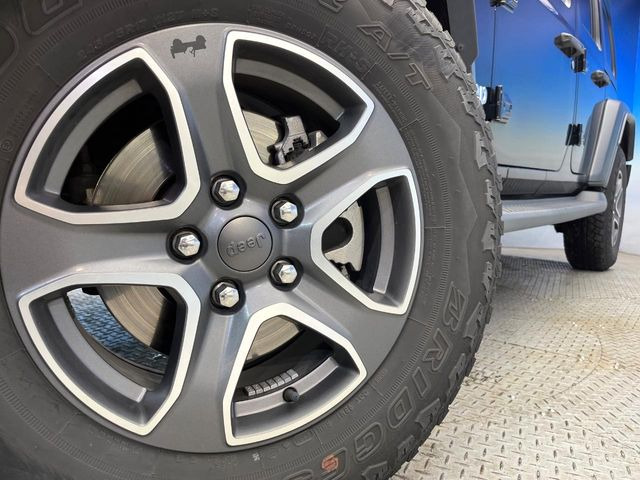 ●純正17インチアルミホイール:輸入車ならではの卓越した走りを支えるホイールと足回りです!日本車の走りに慣れている方にもぜひ体感して頂きたいほど、高いレベルでまとまっています!