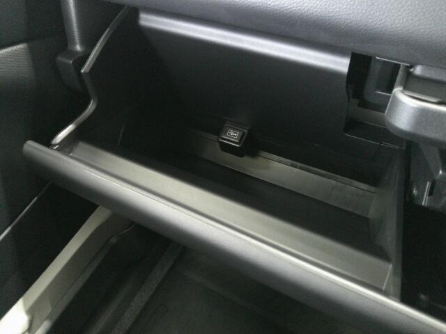 車検証入れ等書類一式を収納できるグローブボックスです。