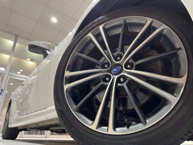 �y����17�C���`�A���~�z�C�[���z�O�ςɃ}�b�`���������A���~�z�C�[���𑕒����Ă���܂��B�e��ЊO�A���~�z�C�[����A�X�^�b�h���X�^�C�����戵�����Ă���܂��B���񂲑��k����������