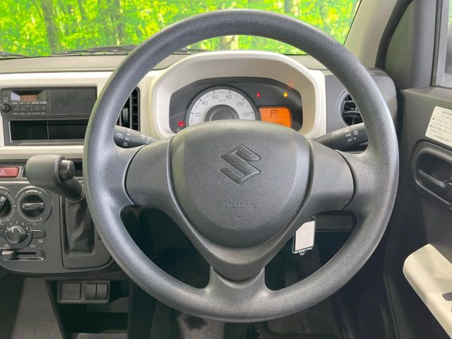 �C���e���A�ɍ��킹���f�U�C���̃X�e�A�����O�́A�^�]�������̂��Ƃ��l���A�^�]���₷���`��A�傫���ł��B�����x�A���ۂɐG���Ă��m���߂��������B