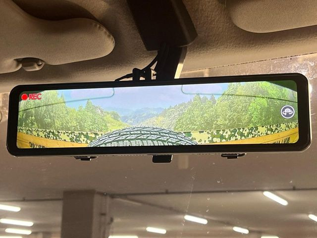 【デジタルインナーミラー】後席の大きな荷物や同乗者で後方が確認しづらい時でも安心!カメラが撮影した車両後方の映像をルームミラー内に表示。クリアな視界で状況の確認が可能です!