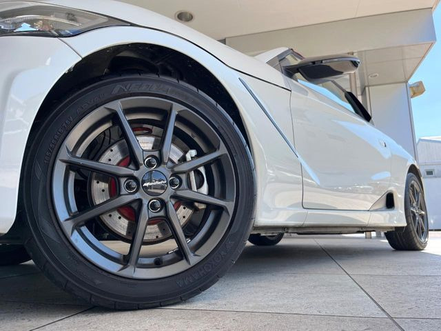 【純正15インチアルミホイール】外観にマッチした純正アルミホイールを装着しております。各種社外アルミホイールや、スタッドレスタイヤも取扱いしております。是非ご相談ください♪