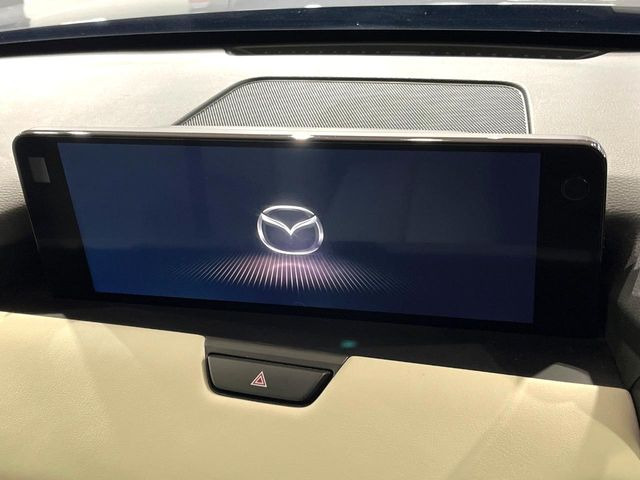 【12.3インチマツダコネクト】車内の雰囲気にマッチした大型ディスプレイ。スマホ接続でのナビ使用やBluetooth再生等、様々な機能が楽しめます。直感的なダイヤル操作が可能で、使い勝手も良好です。