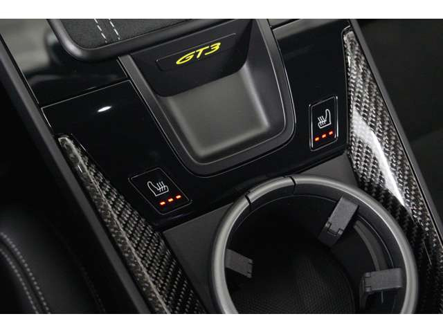 シートヒーターが搭載され、1年中快適にドライビングを楽しむ事ができます。