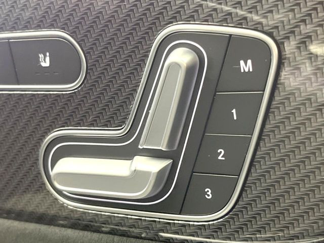 ●メモリー付きパワーシート:あなたに合わせたシートポジションが3つまで登録可能!フルパワーシートだから座席調整も楽々♪お好みのシートポジションで、ストレスないドライブをお楽しみください。