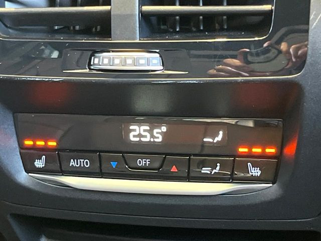 ●全席シートヒーター:高級感あふれるレザーシートに、前席・後席にシートヒーターを搭載しております。