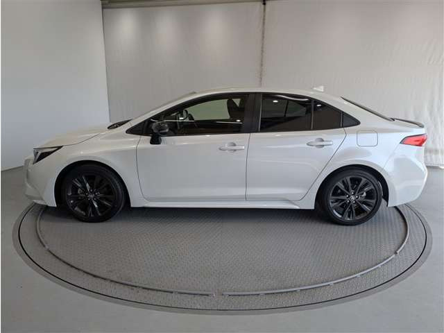 カローラ1.8 ハイブリッド W×B