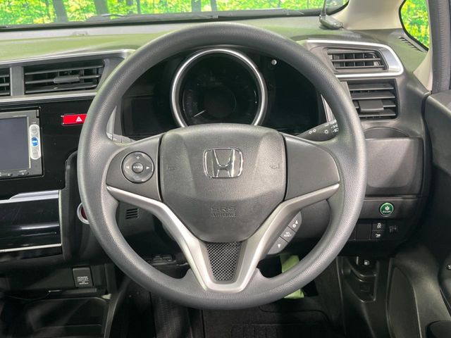 �C���e���A�ɍ��킹���f�U�C���̃X�e�A�����O�́A�^�]�������̂��Ƃ��l���A�^�]���₷���`��A�傫���ł��B�����x�A���ۂɐG���Ă��m���߂��������B