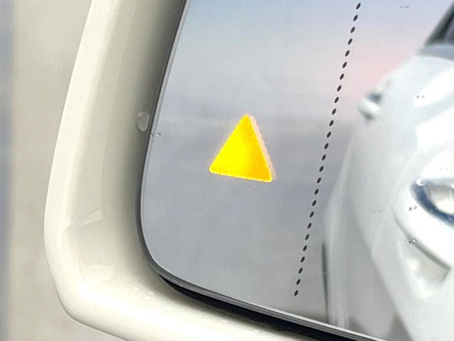 ���u���C���h�A�V�X�g�Z���T�[:���p����̎Ԃ����m���A�h���C�o�[���Ԑ��ύX���s���ۂɁA�x�����Ƌ��ɒ��ӂ𑣂��Ă������S�x���@�\�ł�!