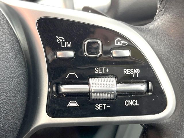 ●ディストロニックプラス:都市、郊外、高速道路などの走行時に、ステレオマルチパーパスカメラとレーダーセンサーにより、前走車を認識して速度に応じた車間距離を維持する次世代のクルコン!