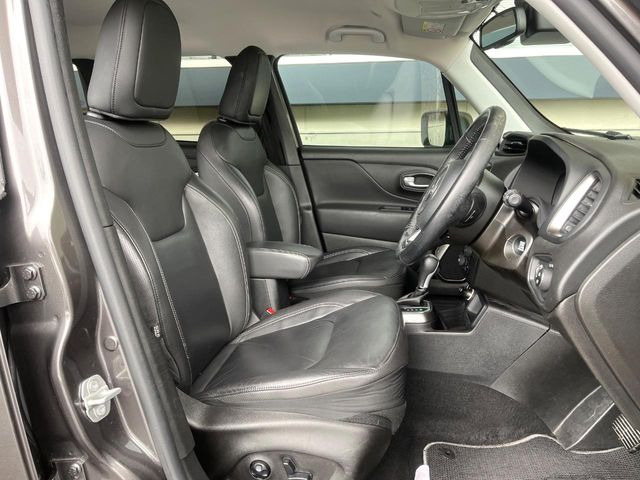 ●前席:ゆったりとしたドライバースペースで、長時間の運転でも快適にお過ごしいただけます。