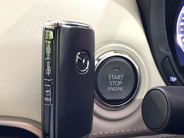 【アドバンストキー】カバンやポケットに入れたままでもドアの施錠・解錠が可能なスマートキーを装備。エンジンのオン・オフ時もカギを取り出す必要が無いからとっても便利です♪