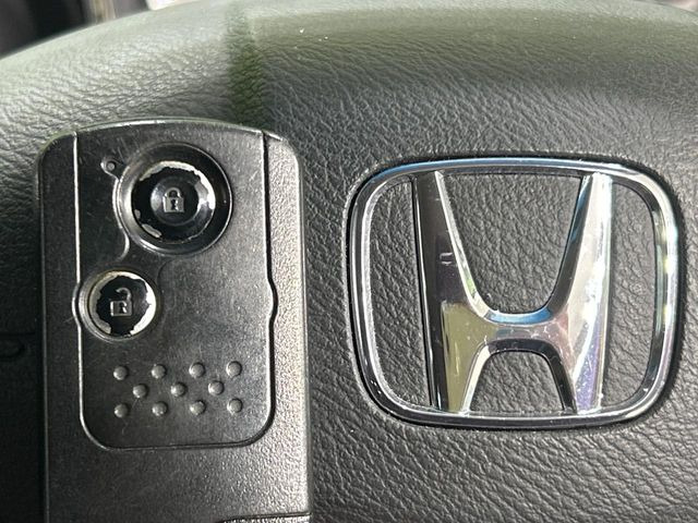 【Hondaスマートキー】カバンやポケットに入れたままでもドアの施錠・解錠が可能なスマートキーを装備。エンジンのオン・オフ時もカギを取り出す必要が無いからとっても便利です♪