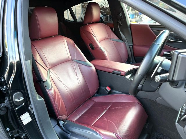 【赤革シート】上質な本革を使用し、高級感あふれる赤革シート。常に体に触れる部分だから、座り心地の良さにはこだわりたいですね♪汚れの付着や劣化を抑制する内装コーティング施工もおススメですよ♪